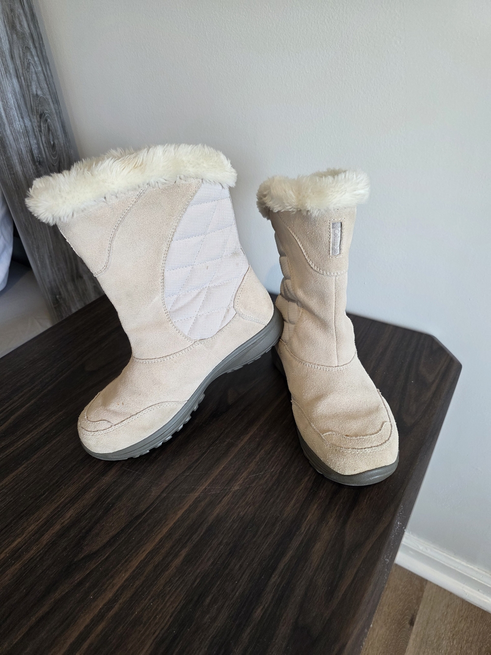 0001 Columbia Women's Cream Faux-Fur Winter Boots